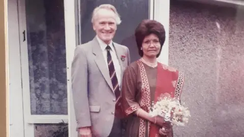 Family photo Nirmal Anand and her husband on their wedding day