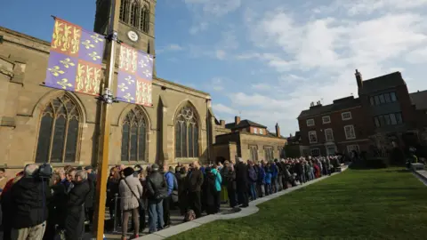 Getty Images People queue to view Richard III's coffin