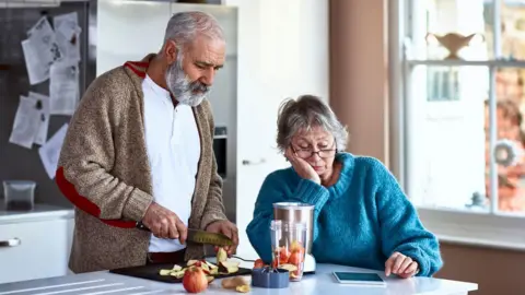 Getty Images Una pareja de ancianos mirando una tableta