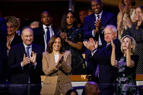 Getty Images Doug Emhoff, Kamala Harris, Tim Walz og Gwen Walz ved DNC