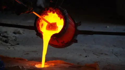 Mark Stoddart Making of Ford Model T bronze statue