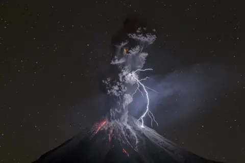 Sergio Tapiro Velasco / National Geographic Powerful eruption of Colima Volcano in Mexico on 13 December 2015.