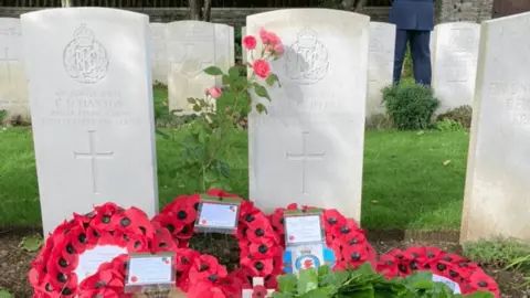 Twitter user @otagoview Cpl Jeffs and Sgt Haxton's gravestones