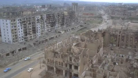 Getty Images Grozny in ruins in 1995