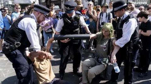 AFP Met Police with protesters