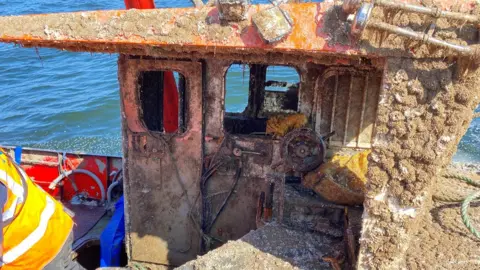 MAIB Nicola Faith being raised from seabed