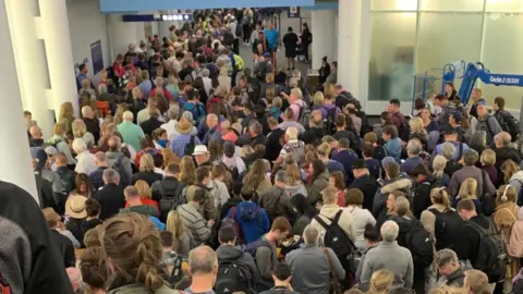 Andrew Garver Queues of passengers at Chicago O'Hare airport (14 March)