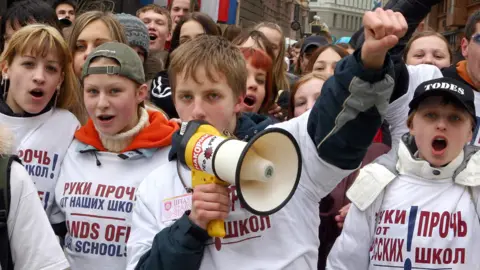 AFP Russian children protest in Riga, 15 Apr 04