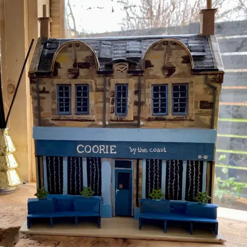 Karen Bones Coorie in Limekilns