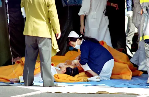 ＹＥＬＬＯＷＳ　ＭＥＮ　ＴＯＫＹＯ　１９９５ Aum Shinrikyo: Images from the 1995 Tokyo Sarin attack