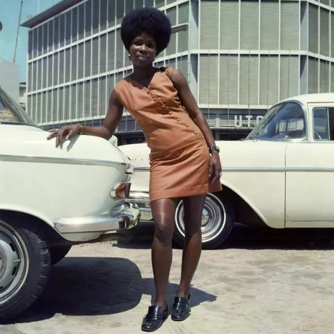 James Barnor James Barnor - Une Assistante de la boutique Sick-Hagemeyer - 1971