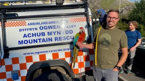 Ogwen Valley Mountain Rescue Parrot owner and parrot