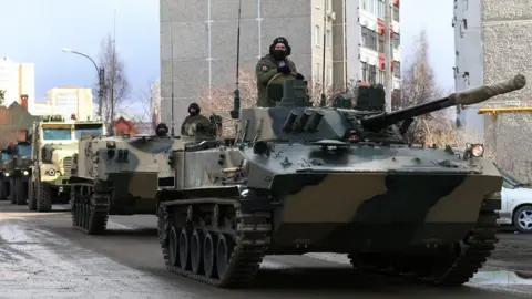 Reuters Russian tanks at rehearsal in Yekaterinburg, 14 Apr 20