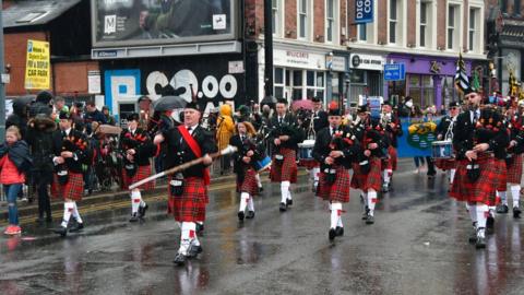 St Patrick's Day parades held in London and Birmingham - BBC News