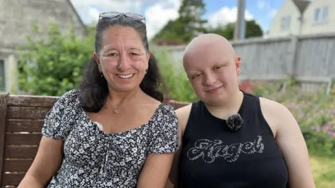 Lia and her mum Linsey