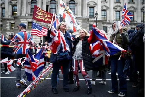 Henry Nicholls / REUTERS/ People celebrate Britain leaving the EU on Brexit day in London.