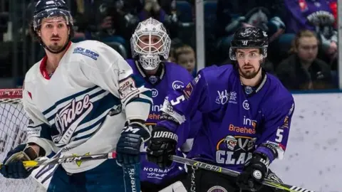 Marc-Olivier Mimar's two goals helped Dundee Stars to victory at Braehead Clan on