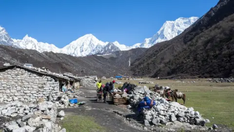 Getty Images Excursionistas en la aldea de Bimthang como parte del Gran Sendero del Himalaya