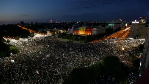 Reuters Tens of thousands of Romanians gather to protest against the government in Bucharest, August 2018