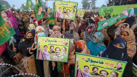 Getty Images Supporters of the Pakistan Muslim League Nawaz, or PML-N