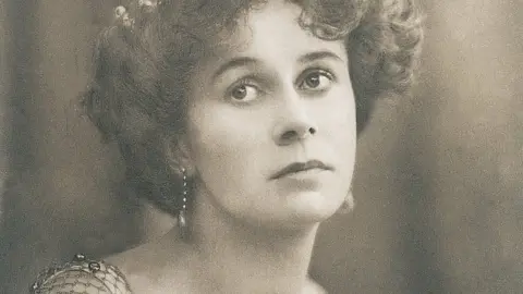 Getty/ V&A Images Black and white portrait of Jean Massereene