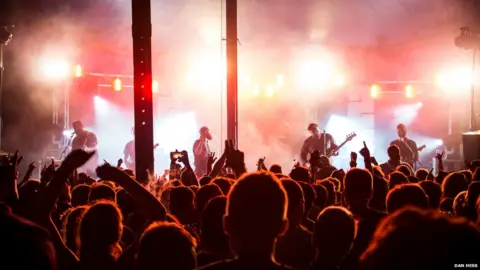 Dan Hess A crowd at 2000 Trees