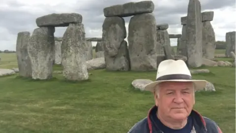 Steven Tasker di Stonehenge