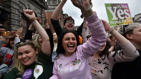 Getty Images A crowd of Yes campaigners cheer and wave placards