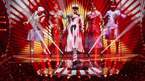 In pictures: Eurovision performances fire up fans - BBC News