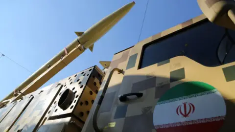Getty Images Lançador de mísseis balísticos iraniano