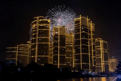 Eloisa Lopez/REUTERS Fogos de artifício explodem no Rockwell Center em comemoração ao Ano Novo na cidade de Mandaluyong, região metropolitana de Manila, Filipinas, em 1º de janeiro de 2025. 