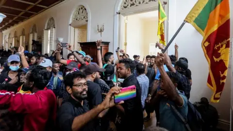 Crowd of protesters in Colombo presidential residence, 9 Jul 22