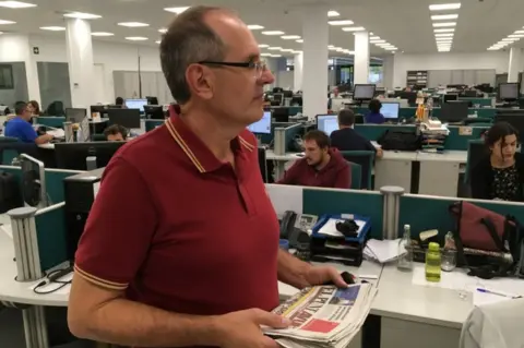 Miquel Riera in the El Punt Avui newsroom, 4 October 2017