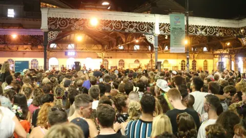 Eddie Mitchell  Crowds at the station