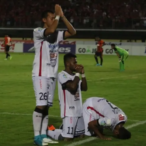 Instagram/MiftahuddinHalim Footballers for Bali United FC assume three different prayer positions