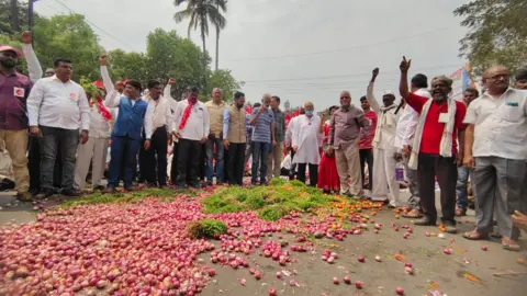 Maharashtra: India farmers march in protest as onions rot