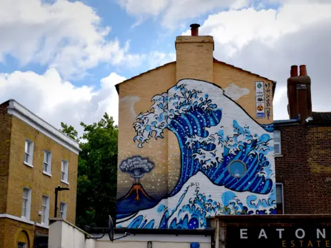Paul Kerley The wave mural in Camberwell