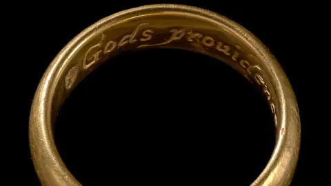 Amgueddfa Cymru/National Museum Wales Gold ring with an inscription inside