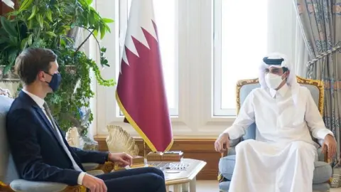 EPA US envoy Jared Kushner (L) meets Qatar's Emir Sheikh Tamim bin Hamad Al Thani (R) in Doha (2 December 2020)