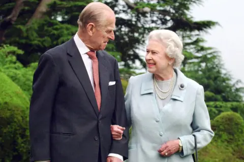 Getty Images Britain's Queen Elizabeth II and her husband, the Duke of Edinburgh walk at Broadlands, Hampshire in 2007