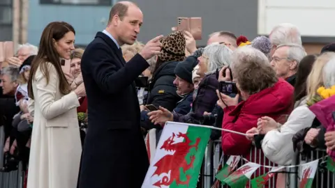 Reuters William and Kate in front of a crowd