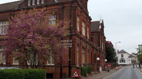 Geograph/David Hallam-Jones Ipswich Museum.