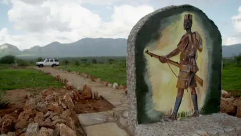 Tomb showing a soldier