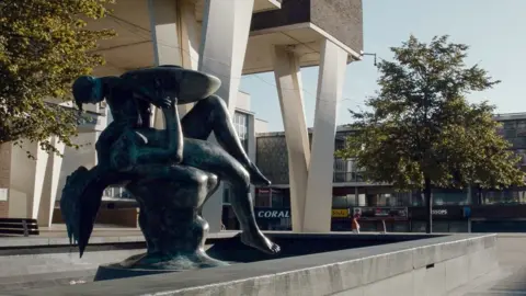 New Town Utopia Mother and Child fountain, Basildon