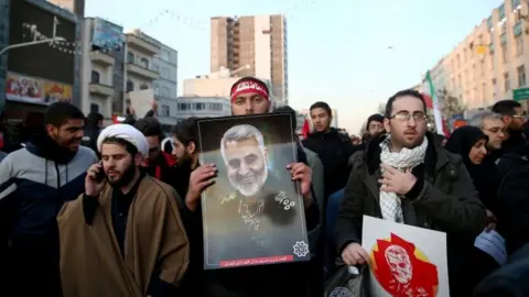 Reuters Mourners at funeral of Qasem Soleimani in Tehran (06/01/20)