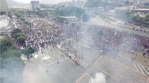 Reuters Tear gas is fired during the Flamengo victory Parade - Rio de Janeiro, Brazil - November 24, 2019