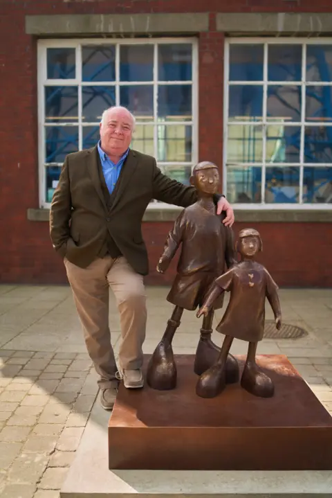 Topher McGrillis Mackenzie Thorpe and the statue