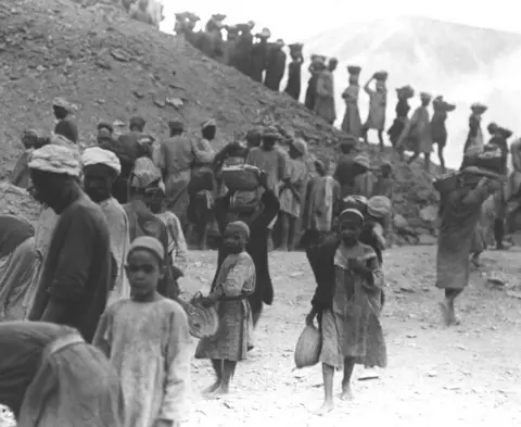 Harry Burton/Griffith Institute, Oxford University Egyptian workers at the site in Luxor of Tutankhamun's tomb