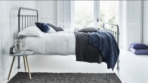 @Feather&Black Feather & Black bed