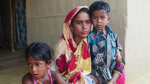 Kaziranga: The park that shoots people to protect rhinos - BBC News